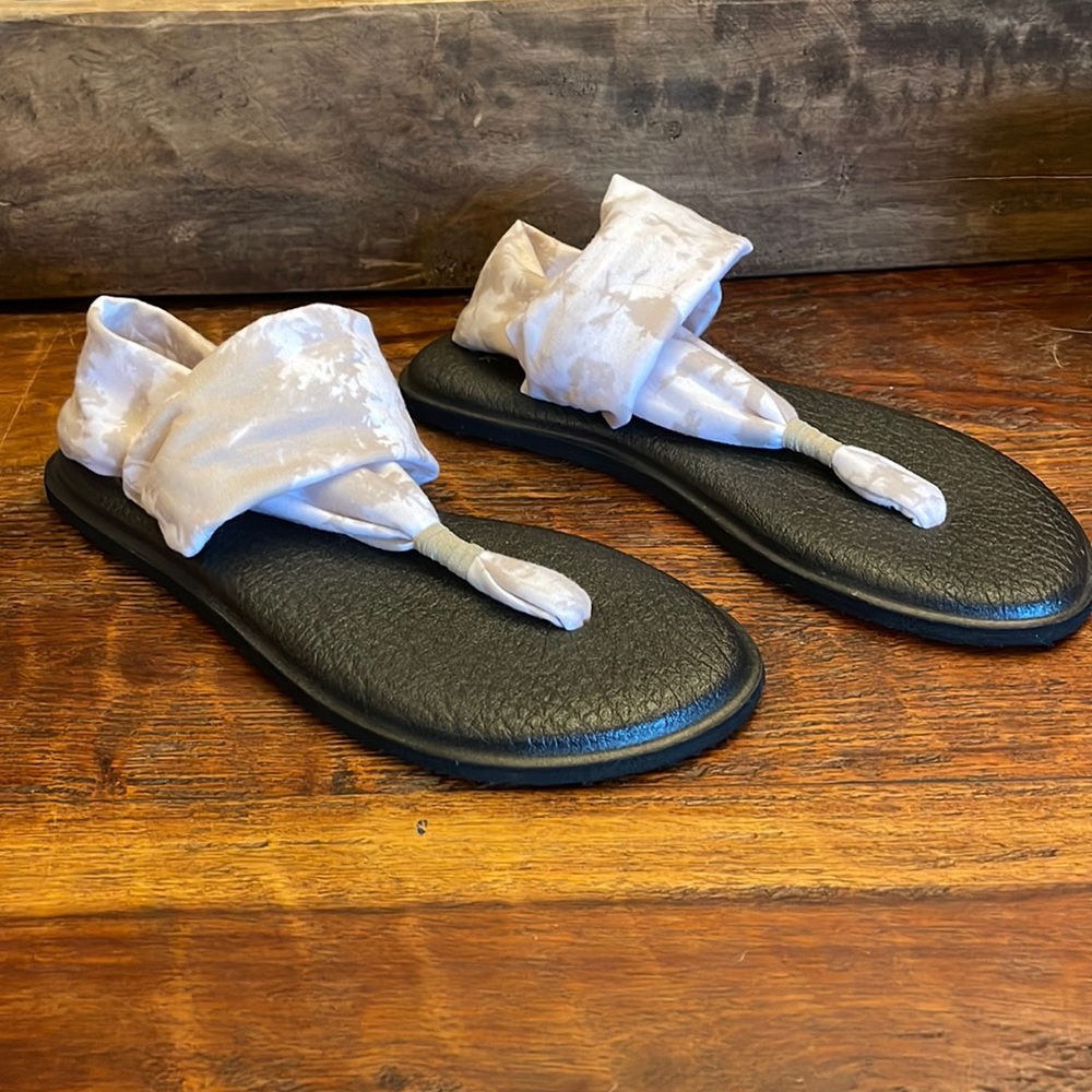 Sanuk yoga sandals